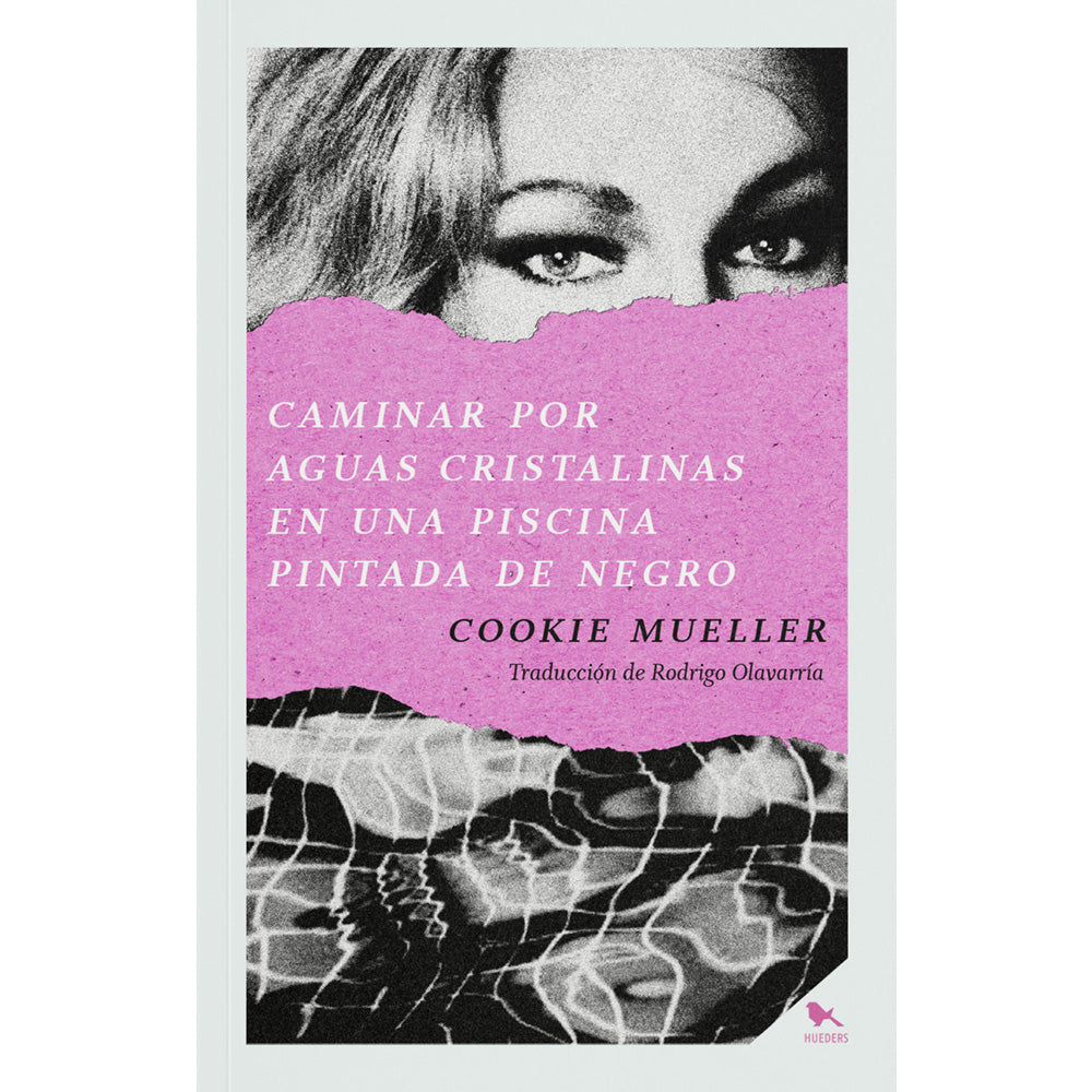 Caminar por aguas cristalinas en una piscina pintada de negro