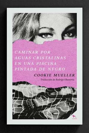 CAMINAR POR AGUAS CRISTALINAS EN UNA PISCINA PINTADA DE NEGRO
